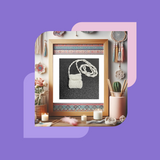 A promotional image for an online bead knitting workshop, featuring a completed beaded bag necklace in white, displayed in a frame, surrounded by various decorative items on a purple background.